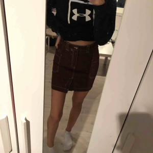  - Brun kjol med vita detaljer från weekday, supersnygg men tyvärr för stor för mig i midjan. Köparen står för frakten, möts upp i Stockholm City eller Huddinge 