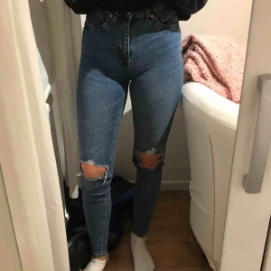  - Ljus blå tighta jeans 