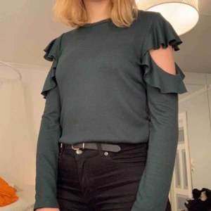 Grön tröja - Grön härlig tröja med coola detaljer!