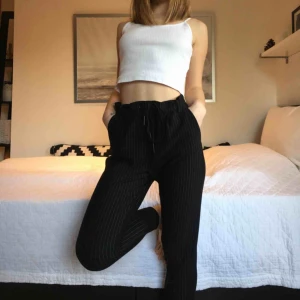  - Svart- och kritstrecksrandiga joggers. Sömmen på ena snöret har gått upp (bild 3), men i övrigt är de är bra skick! Väldigt bekväma, passar till i princip alla tillfällen. Frakt ingår!