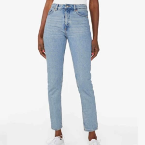  - Jeans från MONKI, kommer tyvärr inte till användning men är väldigt sköna. Färgen stämmer överens med första bilden, bara att de är tagna i olika ljus. Kan mötas upp i Sundsvall eller så tillkommer fraktkostnad 🙌🏼