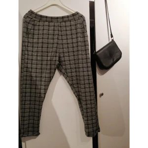  - Trendiga byxor från Maxi. Aldrig använda. Storlek L 