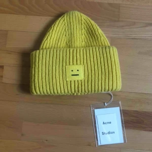  - En gul Acne Studios Pansy Wool Beanie! Skickas spårbart på begäran. Möts i Göteborg eller frakt. Du får avgöra skicket själv, skickar gärna fler bilder 💛 Tack