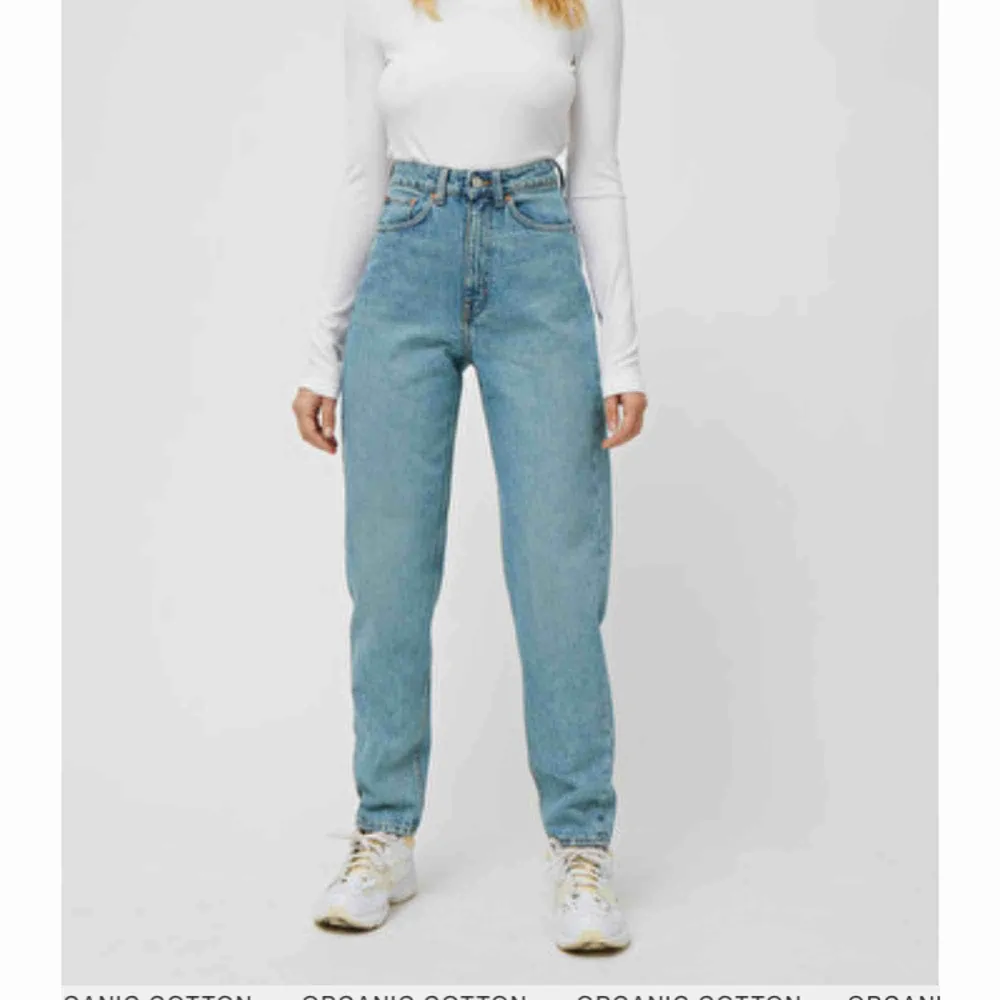 ett par mom jeans i modellen lash från weekday. Jeans & Byxor.