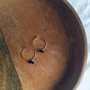  - Hemmagjorda hoops, guldpläterade med blå halvädelsten. •Nickelfria •frakt 11kr •insta:dorisclaydesign