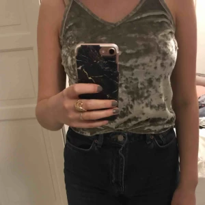  - Jättefint linne i sammet ifrån PINK. Använd 2 gånger, säljer pga använder ej. Fraktar eller möts upp i Stockholm