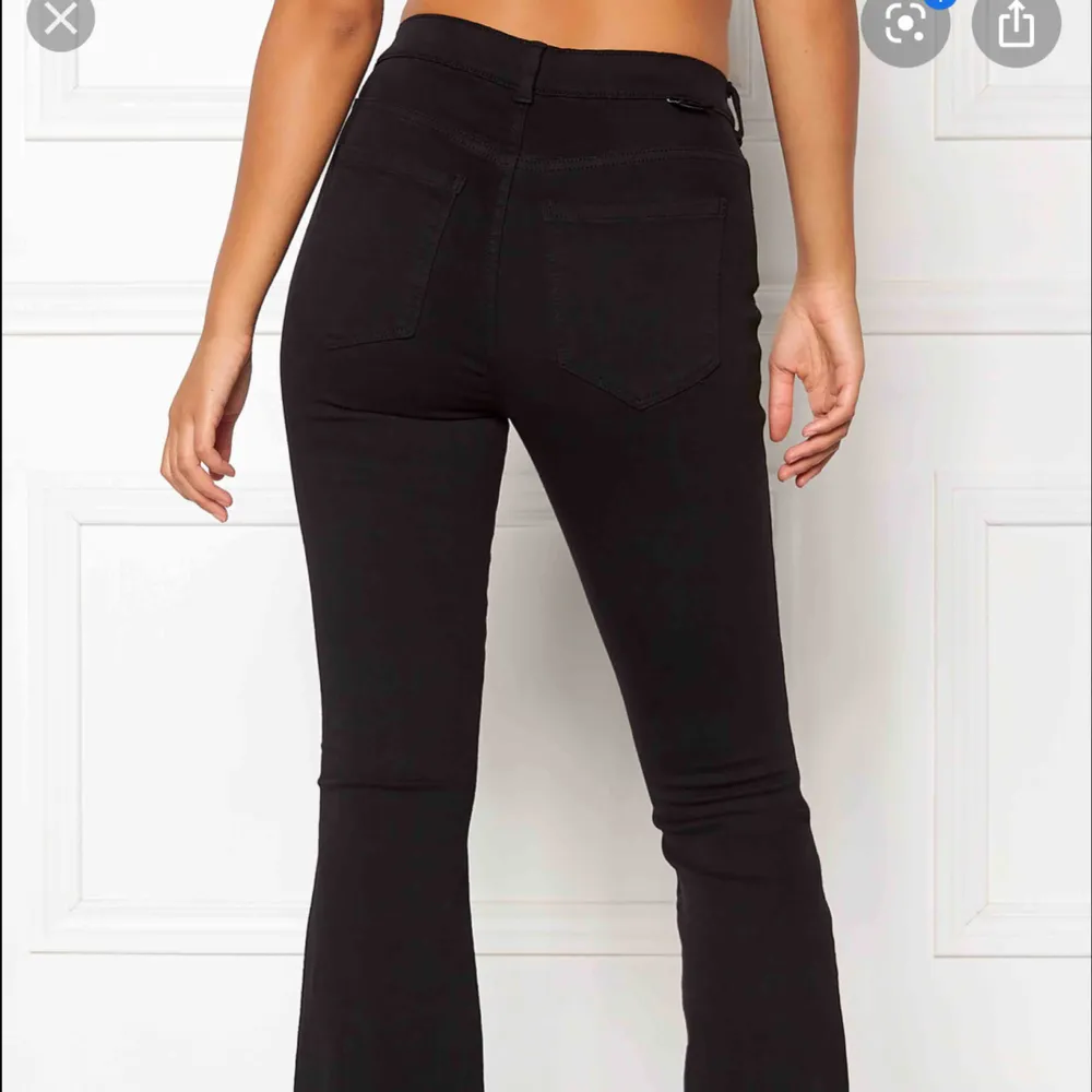 Säljer mina svarta/mörkgråa ( urtvättade ) dr denim jeans. Passar Xs och S, längd 30. Jeans & Byxor.