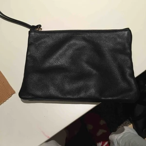  - Säljer en handväska är mkt rymlig får plats med mkt och perfekt till festliga klädsel