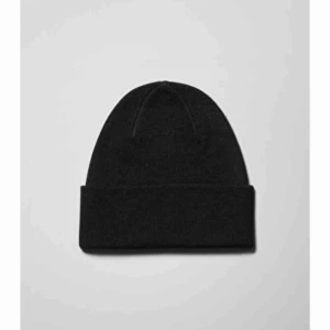  - Snygg svart beanie 🌸🌸🖤🖤
