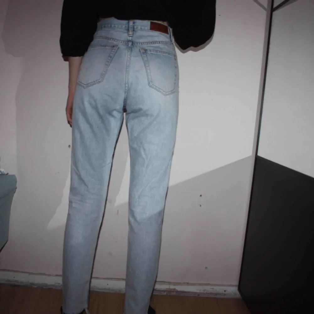 Ljusblå girlfriend jeans från BIKBOK. ”JP Debbie Milla”. Storlek XS. Använd ett fåtal gånger.  Frakt kostar 79kr, postnords blåa kuvert. Jeans & Byxor.