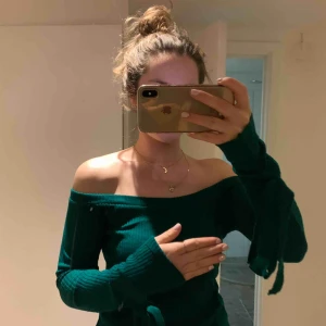  - En superfin oanvänd off shoulder tröja från Boohoo med rosetter längs ärmarna