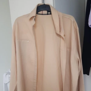  - Vintage Burberry wool overshirt. Köpt i vintage butik i London. Använd max 5 gånger p.g.a. för liten för mig (har herrstorlek M). Unisex och passar herrstorlek S / kvinnostorlek M. Skicka meddelande om du har en fråga :)