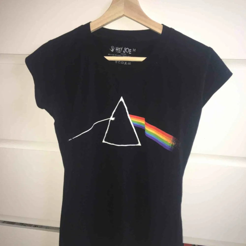 Pink Floyd tshirt- klänning. Mycket stretch så sitter figursytt, passar mig som har xs-s men den går som en strl M. Aldrig använd så nyskick. T-shirts.
