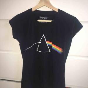 Pink Floyd tshirt- klänning. Mycket stretch så sitter figursytt, passar mig som har xs-s men den går som en strl M. Aldrig använd så nyskick