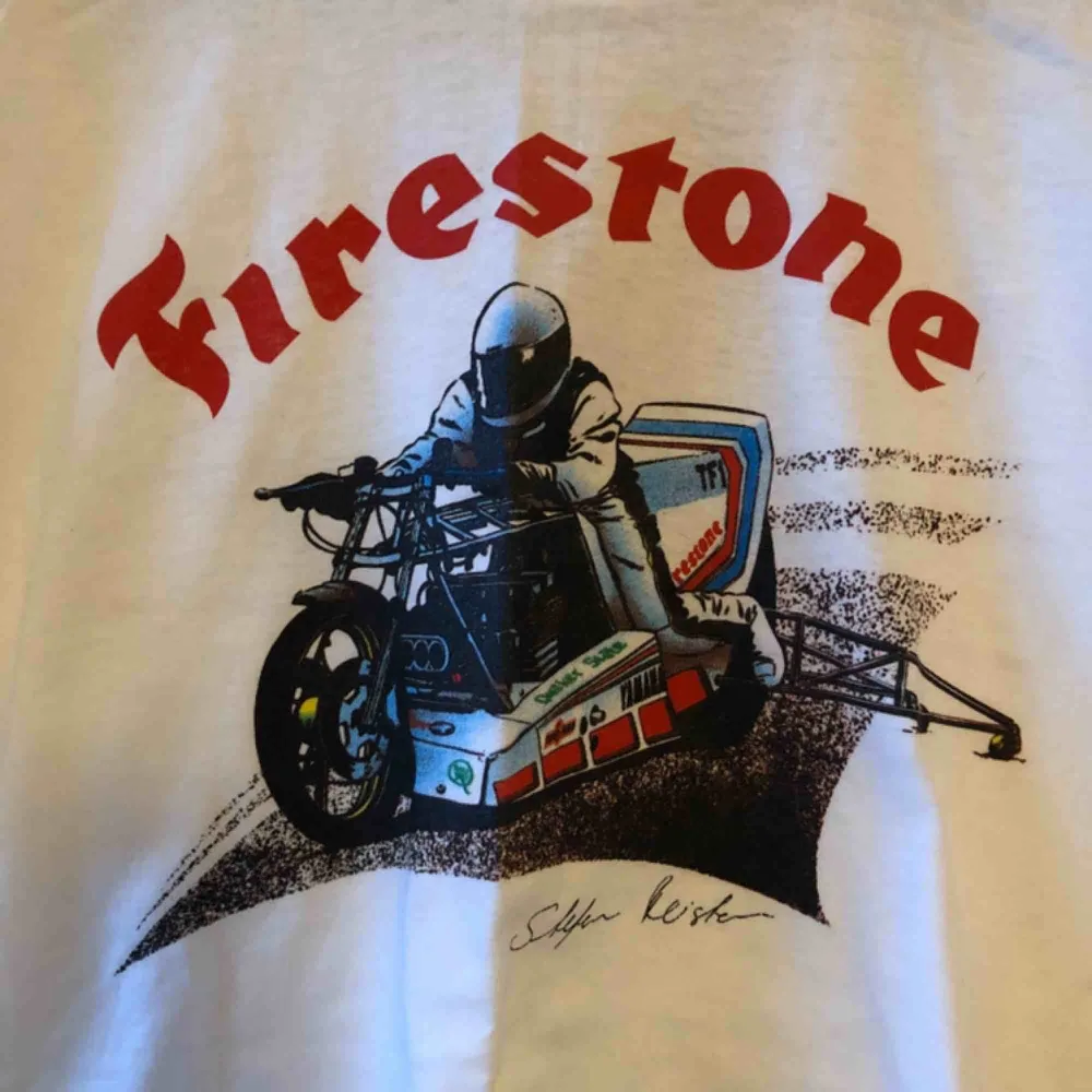 Vintage NOS - Firestone - Tryck på båda sidorna - Kan hämtas i Uppsala eller skickas mot fraktkostnad . T-shirts.