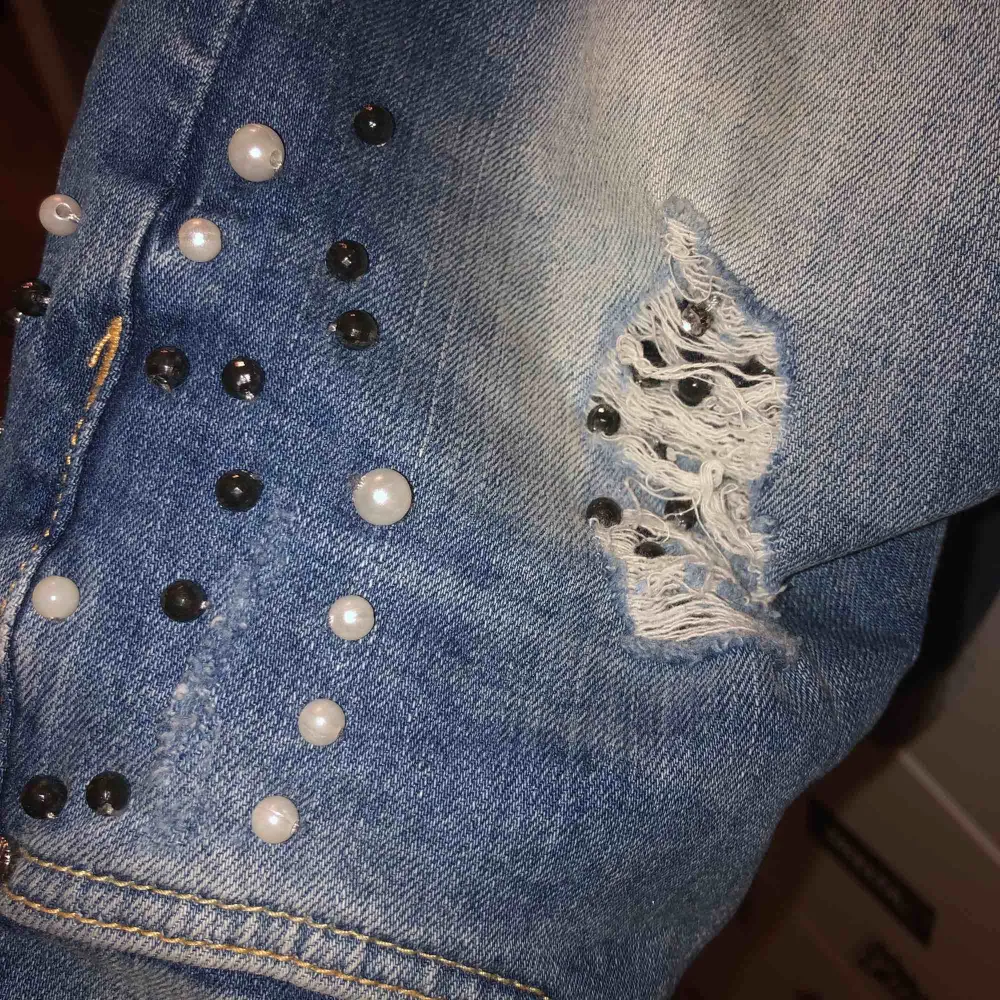 Ett par fina jeans från Kappahl i storlek 34 med pärlor på (se bild 2), pärlorna sitter ganska nära midjan och vid fickorna vid midjan. Köpta på second hand men är i gott skick💕. Jeans & Byxor.