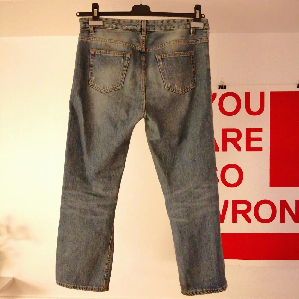 Blå jeans från Acne, modell Pop LT vintage. Raka och cropped. Storlek 36 vilket jag tycker motsvarar M. Ca 85 cm i midjan. . Jeans & Byxor.