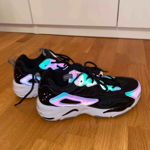  - Säljer dessa skit balla fila skorna, endast använda en gång!! Går inte att hitta någon stans, nypris över 1100kr. Köparen betalar frakt😋