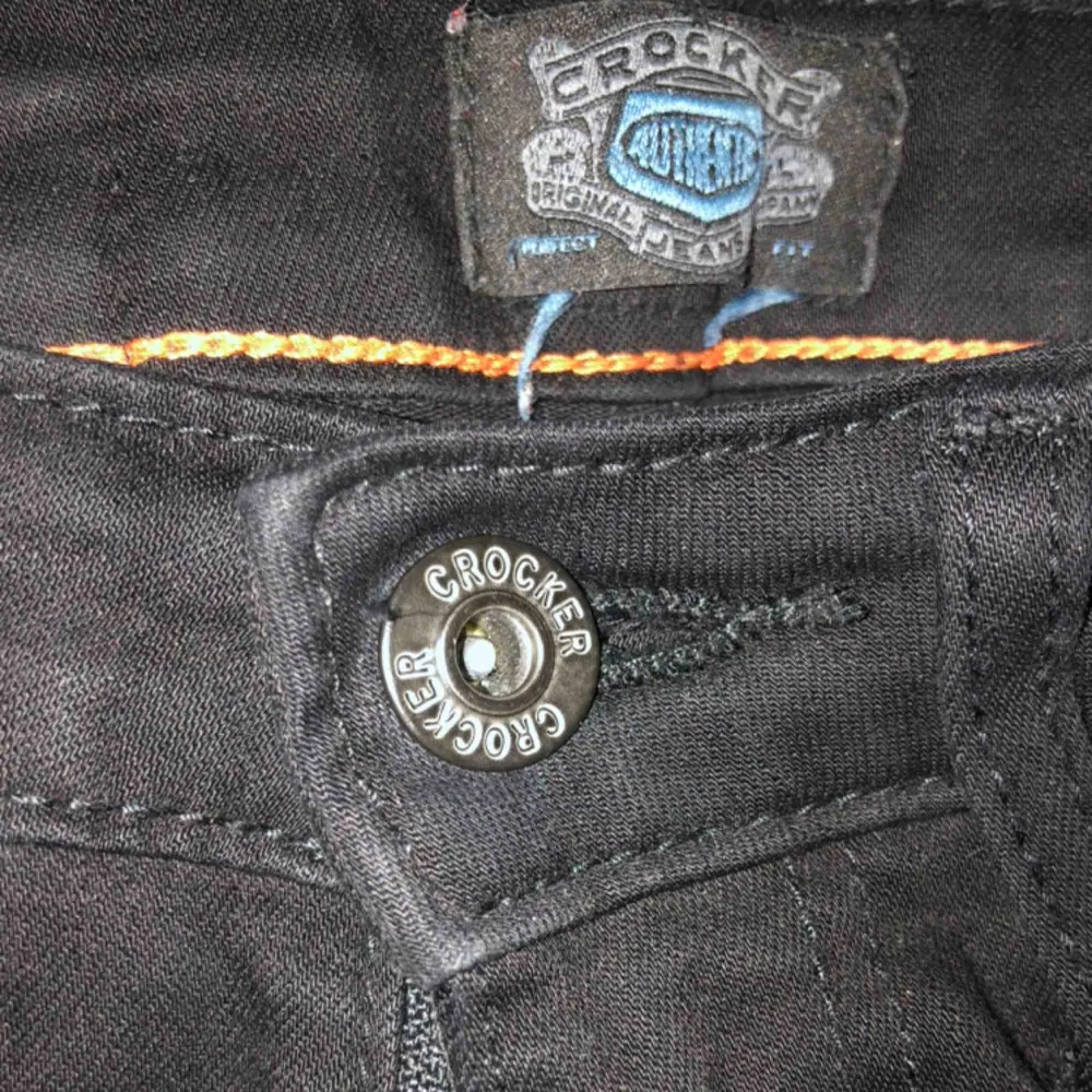 Svarta tajta jeans från crocker köpt på JC för 600kr. Säljer nu för 120. De är väldigt tajta och sitter väldigt bra. Högmidjade och skinny jeans💖. Jeans & Byxor.