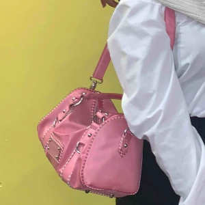  - 2000 tals inspirerad vintage rosa väska, är i jätte bra skick och köpare står för frakt