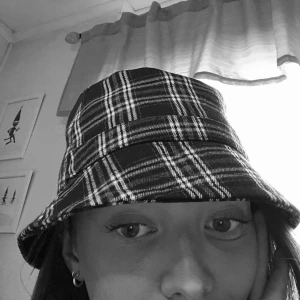  - En riktig snygging-hatt från Monki! Buckethat som är snygg till streetwear eller vad som helst + fett gött material! 💫 Använd 1 gång, så den är i PERFEKT skick. Nypris 150kr på Monki!