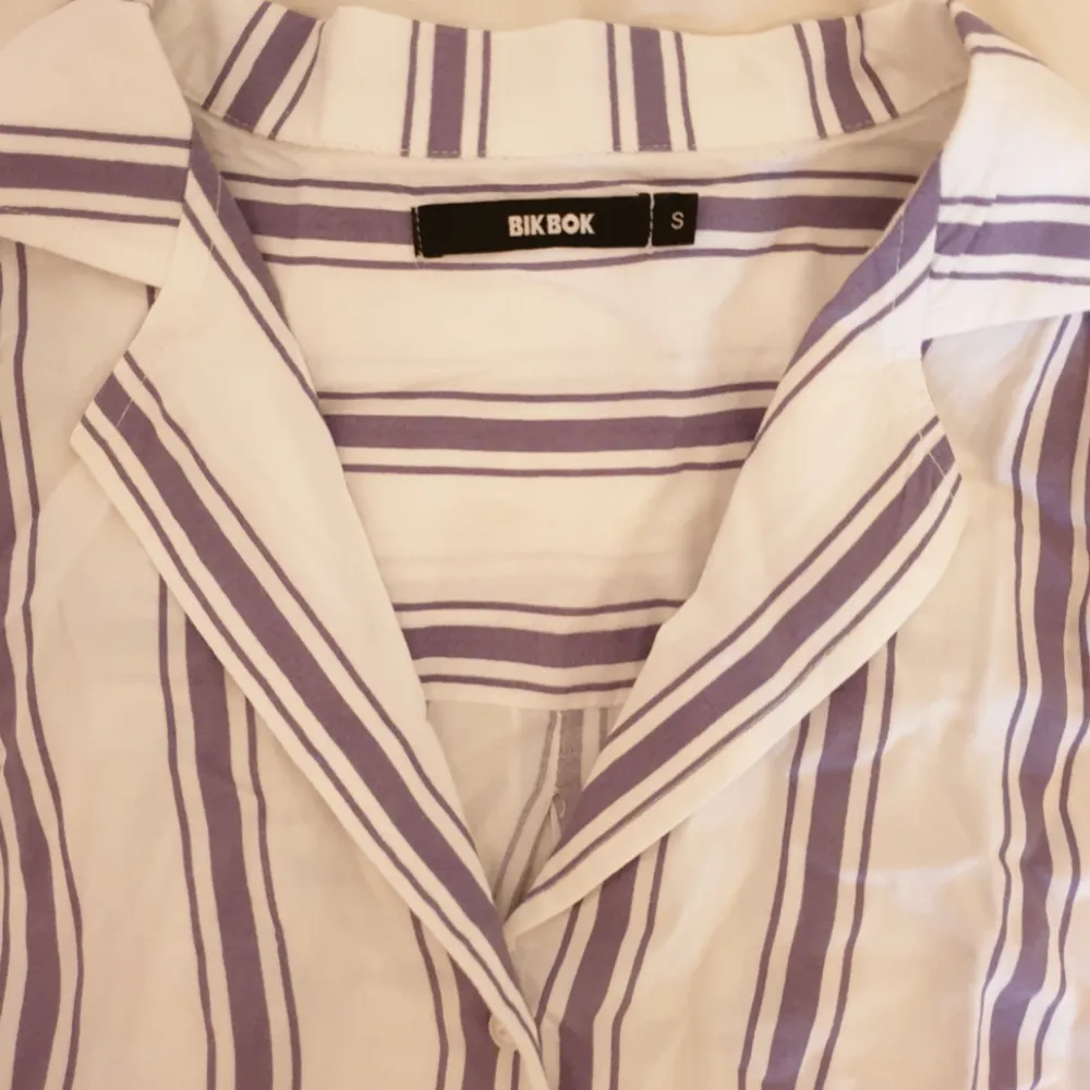 Säjer en super fin vit blå randig blus/skjorta. Andvänd max 5 gånger så fortfarande som ny! Kan mötas i stockholm eller frakta för 40 kr 😊 . Skjortor.