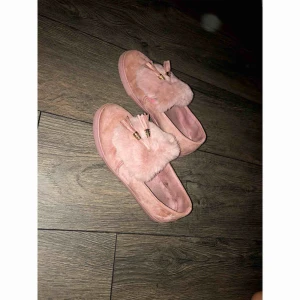  - Jätte fina skor i äkta mocka. Köpta för 899kr 2017, lite slitna men inget som syns när man har dem på. Fint skick annars och passar till alla tillfällen. Postas 🌸