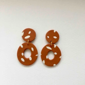  - Handgjorda örhängen i lera, går bra att få både med guldiga eller silvriga detaljer. •nickelfria •frakt 9kr •insta: dorisclaydesign