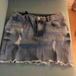  - Skitsnygg kjol men väldigt stor i midjan för mig. Helt oanvänd.