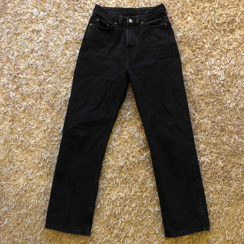 Svarta raka jeans från Weekday i modellen Row. Original pris: 500 kr Stl: W 26 L 30 Använda fåtal ggr, är i mycket fint skick!🥰. Jeans & Byxor.