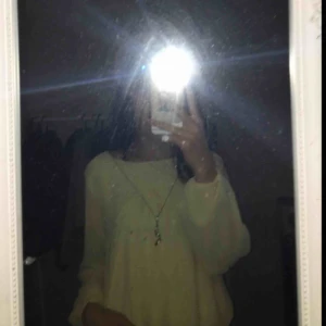  - Väldigt fin tröja med ett halsband till, storlek L men passar storlek S, fin skick, köpte den på rea från 549kr till 250kr och säljer den för 150kr, kan fraktas😊