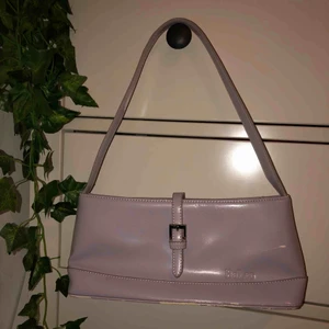 Trendig vintage väska - Superfin pastell lila vintage-väska! Köpt på en second hand butik i Finland. Materialet liknar någon slags skinn/ lack. Befintligt skick, några repor och slitningar. Många intresserade, ge bud i kommentarerna! :) 