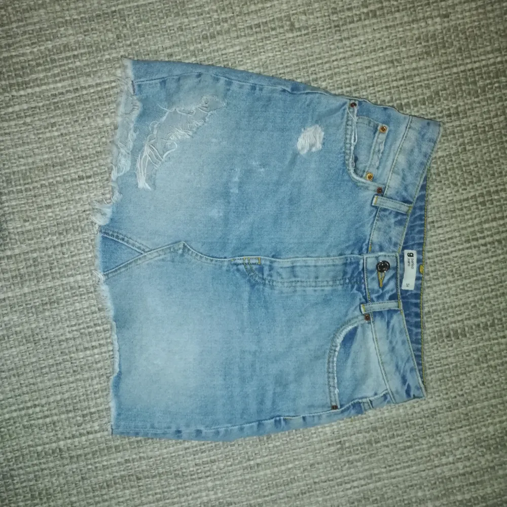 Snygg blå jeans kjol som tyvärr har blivit lite för liten för mig :(😍 Frakt tillkommer på 36kr. Kjolar.