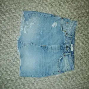 Snygg blå jeans kjol som tyvärr har blivit lite för liten för mig :(😍 Frakt tillkommer på 36kr
