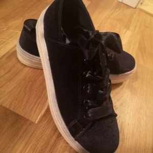  - Cobler sneakers i sammet med satinband 