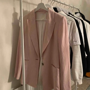  - Säljer denna sjukt snygga kavaj från H&M då den inte längre används💞