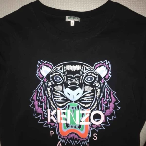  - Kenzo t shirt, köpt i monaco! Knappt använd😁 självklart ÄKTA, har kvar påsen o lappen osv👌🏻storlek S, köpt för 1000 kr