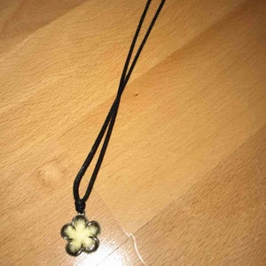  - Ett fint halsband ifrån Thailand med en blomma 🌸🌸