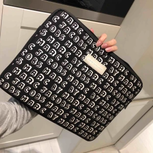  - Marc Jacobs fodral till dator 13 tum. 