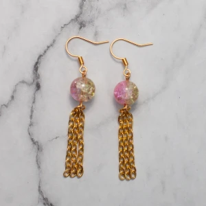 Golden chain  - Fina örhängen med tvåfärgade glaspärlor. Nickelfria. Obs! De är inte orangea som på bilden, Photoshop ändrar färgerna för mig 🙃 11:- i frakt, fri frakt vid köp över 100:-.