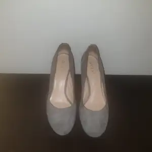Grey, shoes, Wear very close, still very beautiful and confortable to wear.  In suede, elegant, heel 12