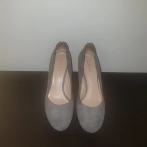  - Grey, shoes, Wear very close, still very beautiful and confortable to wear.  In suede, elegant, heel 12