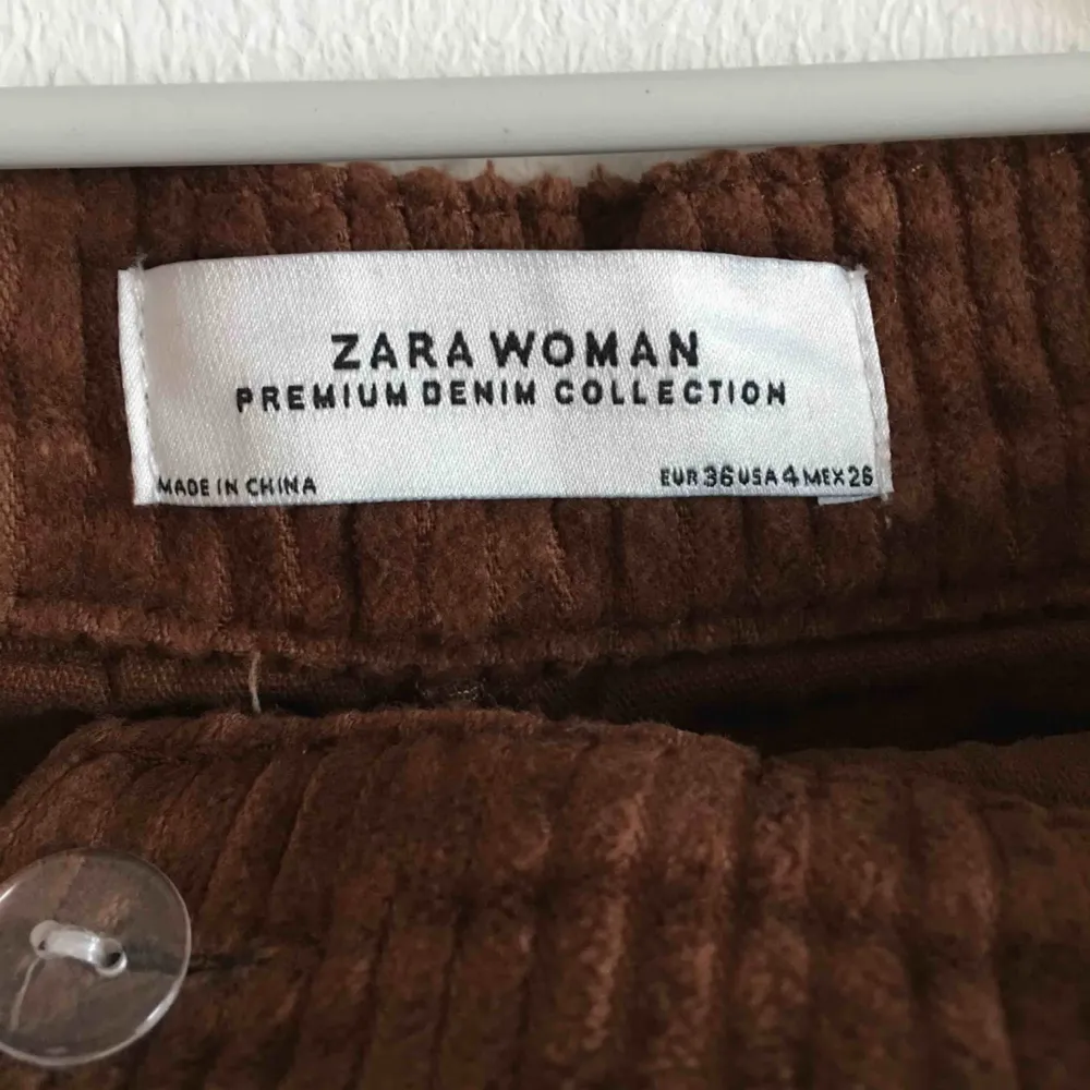 Manchester byxor från Zara i fint skick. Använd bara en gång. Storlek S/36, 93cm lång från midjan.. Jeans & Byxor.