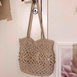  - Virkad vintage väska som försluts med dragkedja 