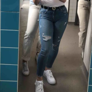  - Säljer en av mina gamla favvo byxor. Ripped jeans köpt från Zara I våras. Kontakta mig vid frågor! 