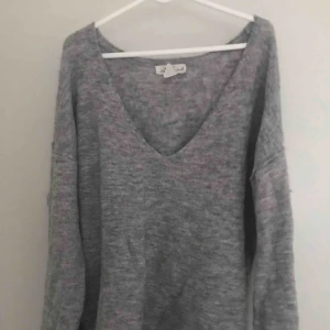  - Grå sweater/tröja. Använd många gånger men fortfarande i bra skick! Den är väldig oversized och har djup urringning så trots att jag är en M så passar den nog bättre på L. Men det är upp till dig! ☺️ 