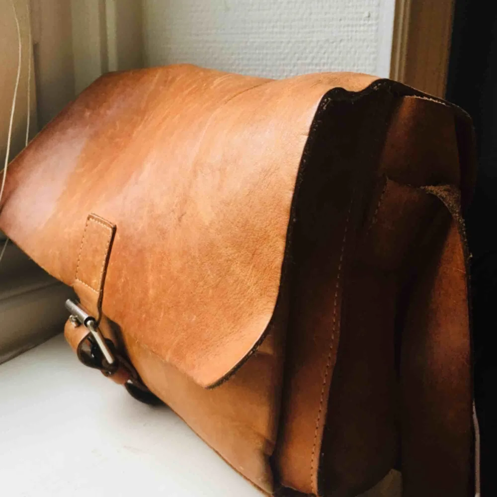 obs! Finns på tradera med bud. Cognacsbrun läderväska i lite större modell! Väskan är i fantastiskt fint skick med brukslitage som gör den ännu snyggare. Axelrem.  Höjd 24cm Bredd 34cm  Perfekt julklapp till dig själv eller någon du tycker om!. Väskor.