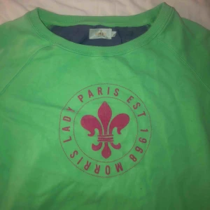  - Säljer denna fina tröjan med ett rosa tryck i storlek Xs/s (passar båda) från MORRIS. Köpt för några månader sedan men endast använt 1 gång under en fotografering, skriv för mer info. Nypris:500