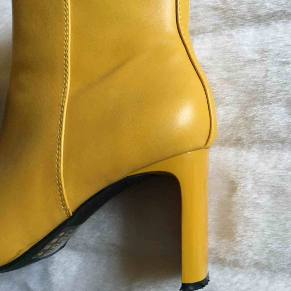Mustard gula klackskor men en unik klack, super nice accent sko.  . Skor.