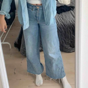  - säljer även dessa snygga jeans som är as snygga, passar en 34 och även en 38 eftersom dom är stretchiga. 